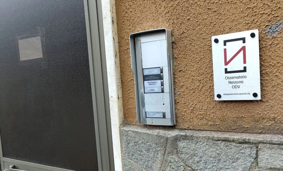 Vista su ingresso esterno con targa osservatorio